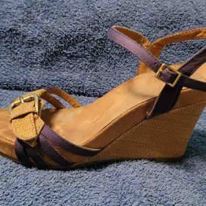 Ladies size 5 Aerosoles Denim Wedge sandal..beautiful and dainty wedge sandal